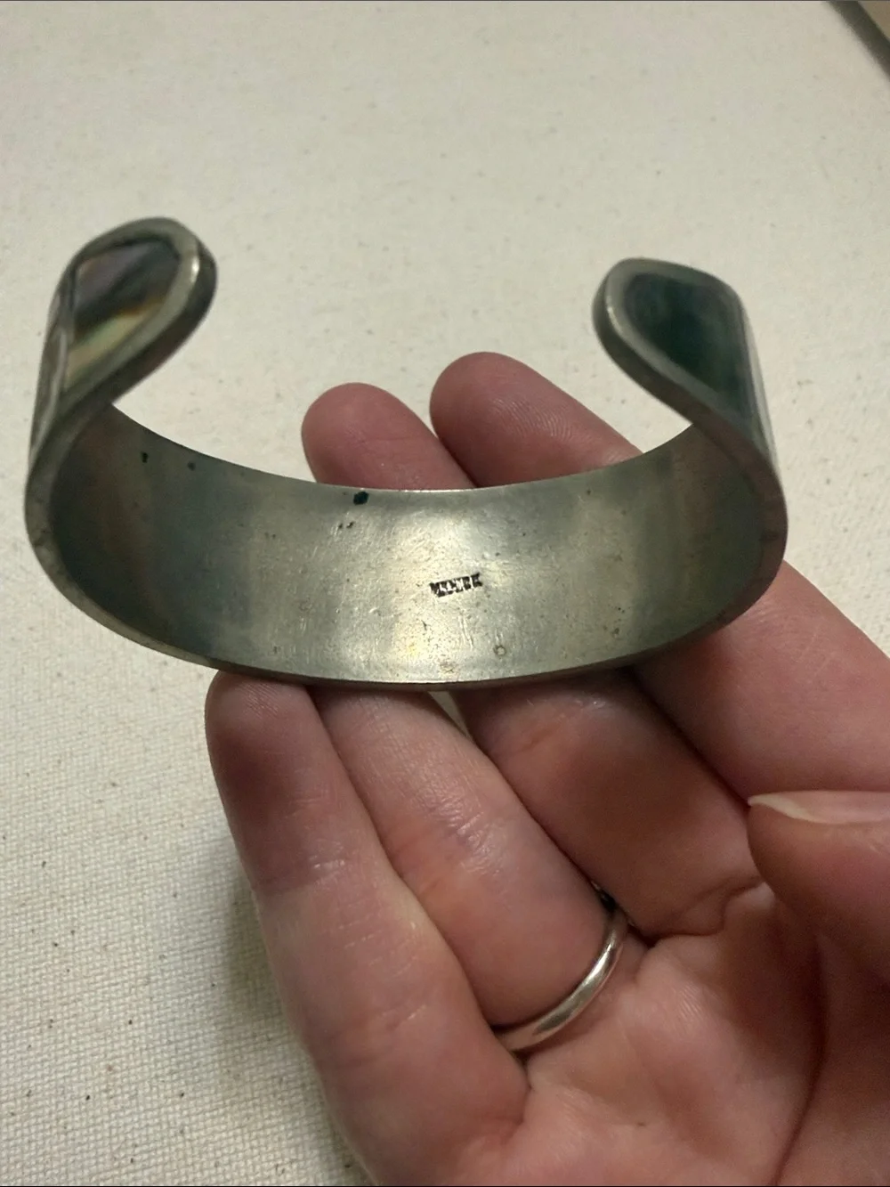 Alpaca Mexico Mother of Pearl Flower Inlay Bangle Iridescent Shell